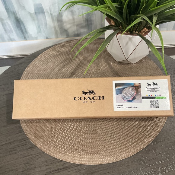 Chic Brown Umbrella with Cat Motif - Picture 2 of 4